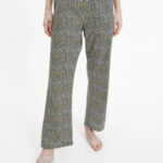 Dámské pyžamové kalhoty QS6433E – V4L Fialová se zvířecím vzorem – Calvin Klein